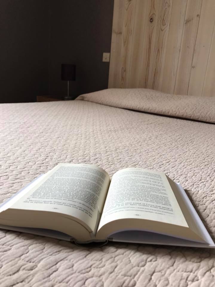livre-sur-lit-hotel